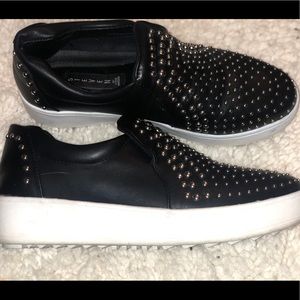 Black studded platform Steve Madden slip ons 💎